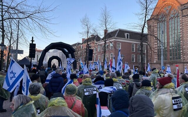 Des activistes pro-israéliens défilent à La Haye, le 11 janvier 2024. (Crédit : Jeremy Sharon/Times of Israel)