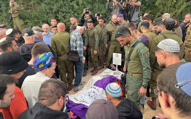 Des personnes en deuil autour de la tombe du sergent de première classe (réserviste) Amichaï Yisrael Yehoshua Oster, au cimetière militaire de Karnei Shomron, le 2 janvier 2024. (Crédit : Sam Sokol/Times of Israel)