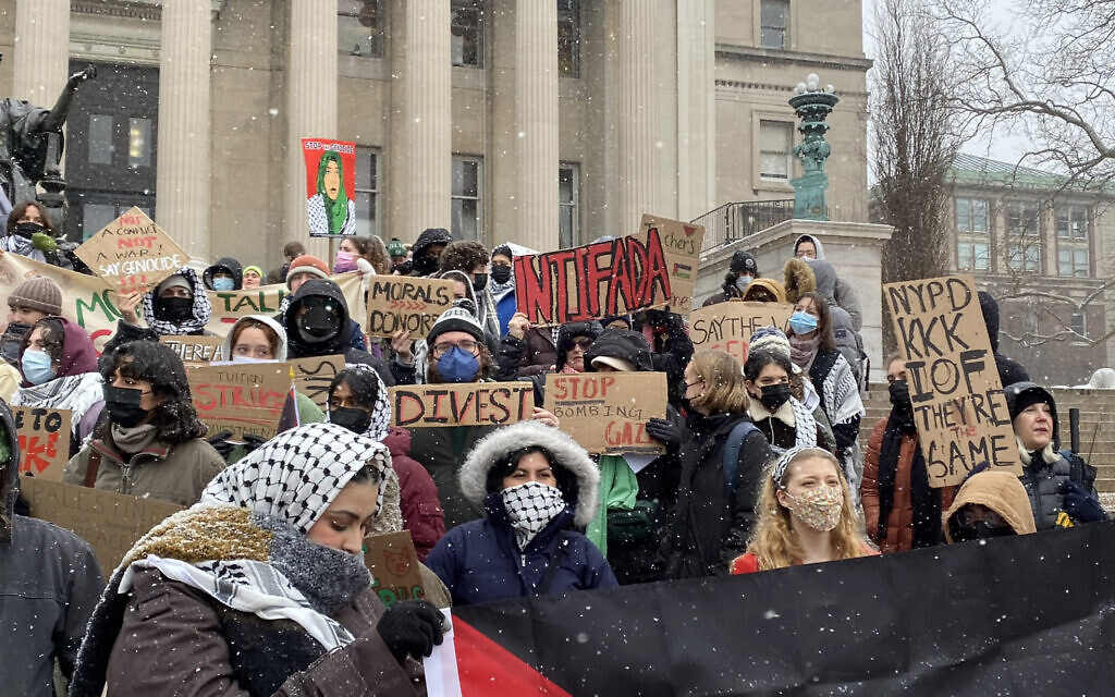 Des manifestants anti-israéliens sur les marches de la Low Memorial Library à l'université de Columbia, le 19 janvier 2024. (Crédit : CJAA)