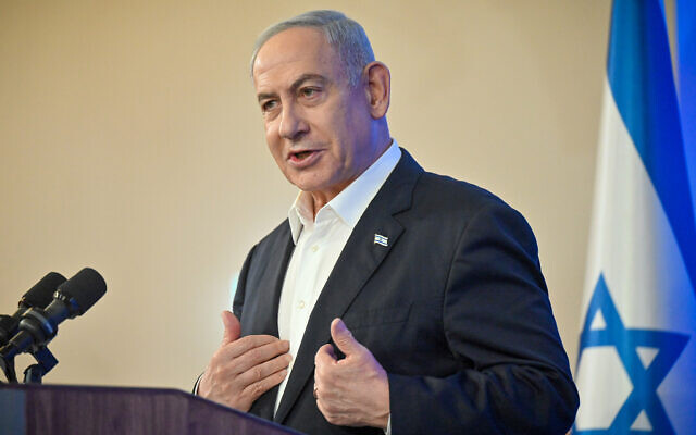 Le Premier ministre israélien Benjamin Netanyahu s'exprimant lors d'une conférence de presse, au ministère de la Défense, à Tel Aviv, le 18 janvier 2024. (Crédit : Kobi Gideon/GPO)