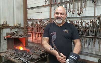 Walied Khury dans son atelier de forgeron à Fassuta. (Crédit : Duha Khoury)
