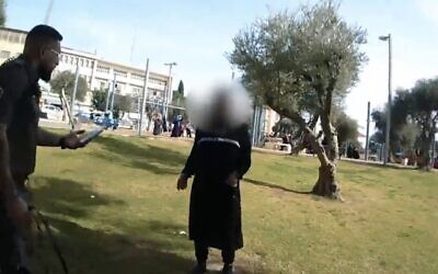 Capture d'écran d'une vidéo de la police accostant une adolescente de 14 ans à Jérusalem-Est qui voulait mourir dans un attentat terroriste. (Capture d'écran : Police israélienne)