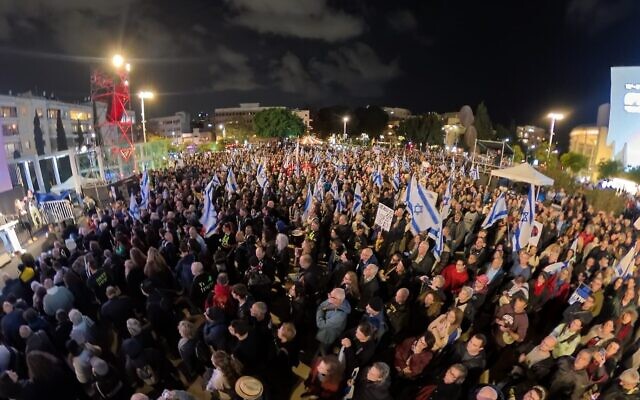Une manifestation sur la place Habima de Tel Aviv appelant à des élections générales immédiates, le 13 janvier 2024, dans le contexte de la guerre en cours entre Israël et le groupe terroriste du Hamas au pouvoir à Gaza. (Crédit : Times of Israël)
