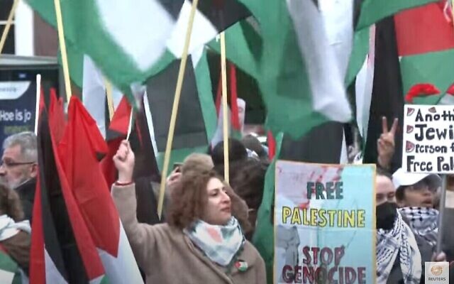 Des manifestants anti-Israël, pro-Palestiniens devant la Cour internationale de justice, à La Haye, aux Pays-Bas, le 12 janvier 2024. (Crédit : Capture d'écran Youtube)