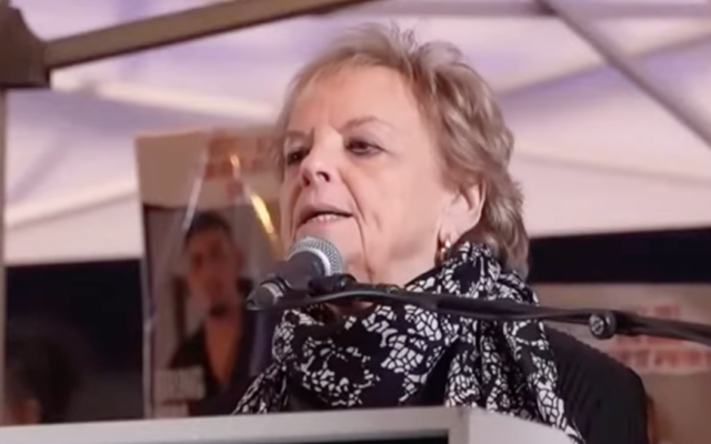 L'ancienne présidente de la Cour suprême, Dorit Beinisch, s'adressant lors d'un rassemblement pour marquer les 100 jours depuis l'assaut du 7 octobre mené par le Hamas, sur la "Place des Otages", à Tel Aviv, le 13 janvier 2024. (Crédit : Capture d'écran)