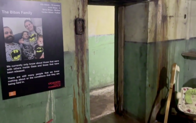 L’installation « Voice from the Tunnels » dans l’est de Londres vise à faire revivre l’expérience des otages détenus par les terroristes du Hamas pendant plus de 100 jours. (Capture d'écran : X, utilisée conformément à l'article 27a de la loi sur le droit d'auteur)