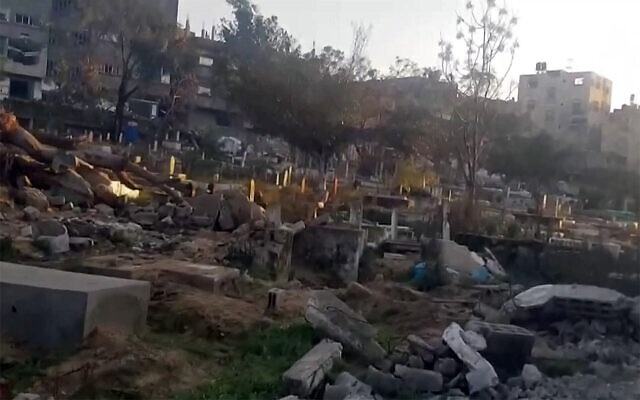 Capture d'écran d'une vidéo montrant un cimetière endommagé à Jabaliya, dans la bande de Gaza. (Capture d'écran : CNN/Reuters. Used in accordance with Clause 27a of the Copyright Law)