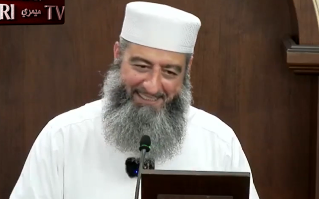 L'imam Ahmad Zoud lors d'une diatribe antisémite pendant son sermon du vendredi à la mosquée de Sydney, Masjid as-Sunnah Lakemba, le 22 décembre 2023. (Crédit : Capture d'écran MEMRI ; utilisée conformément à la clause 27a de la loi sur le droit d'auteur)
