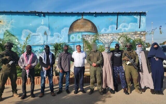 Le ministre de la Sécurité nationale Itamar Ben Gvir en visite une base de la police des frontières, posant avec des troupes en tenue d'infiltrés, en Cisjordanie, le 18 janvier 2024. (Crédit : Ministère de la Sécurité nationale)