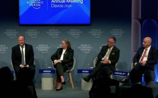 Le deuxième gentleman Doug Emhoff s'adressant à un groupe de discussion sur l'antisémitisme, au Forum économique mondial de Davos, en Suisse, le 17 janvier 2024. (Crédit : Capture d'écran WEF)