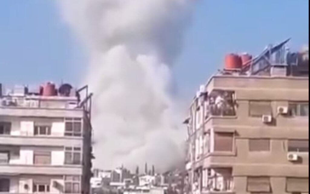 De la fumée après une explosion à Damas, en Syrie, le 20 janvier 2024. (Capture d'écran/ X used in accordance with Clause 27a of the Copyright Law)