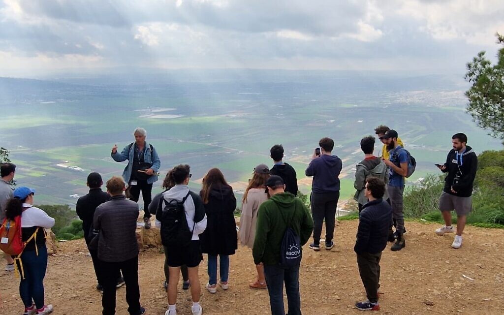 Le premier groupe de Birthright Israel à venir en Israël depuis le 7 octobre en présence du guide Duby Langberg, au sommet du mont Tabor, au mois de janvier 2024. (Autorisation)