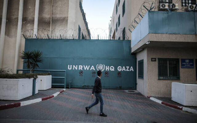 Illustration : L'entrée du siège de l'UNRWA, l'Office controversé de secours et de travaux des Nations unies pour les réfugiés de Palestine dans le Proche-Orient, à Gaza. (Crédit : Autorisation)