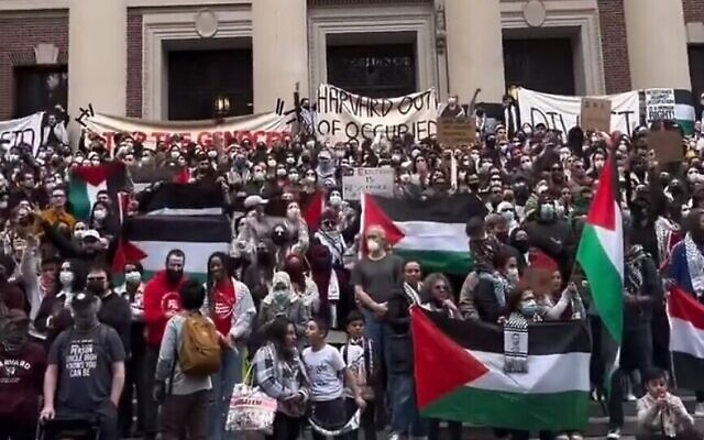 Un rassemblement pro-palestinien et anti-Israël organisé à l'Université de Harvard, le 15 octobre 2023. (Crédit : Capture d'écran X ; utilisé conformément à l'article 27a de la loi sur le droit d'auteur)