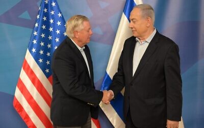 Le sénateur américain Lindsey Graham (à gauche) rencontre le Premier ministre Benjamin Netanyahu dans le bureau de ce dernier à Jérusalem, le 4 janvier 2024. (Crédit : Amos Ben Gershom/GPO)