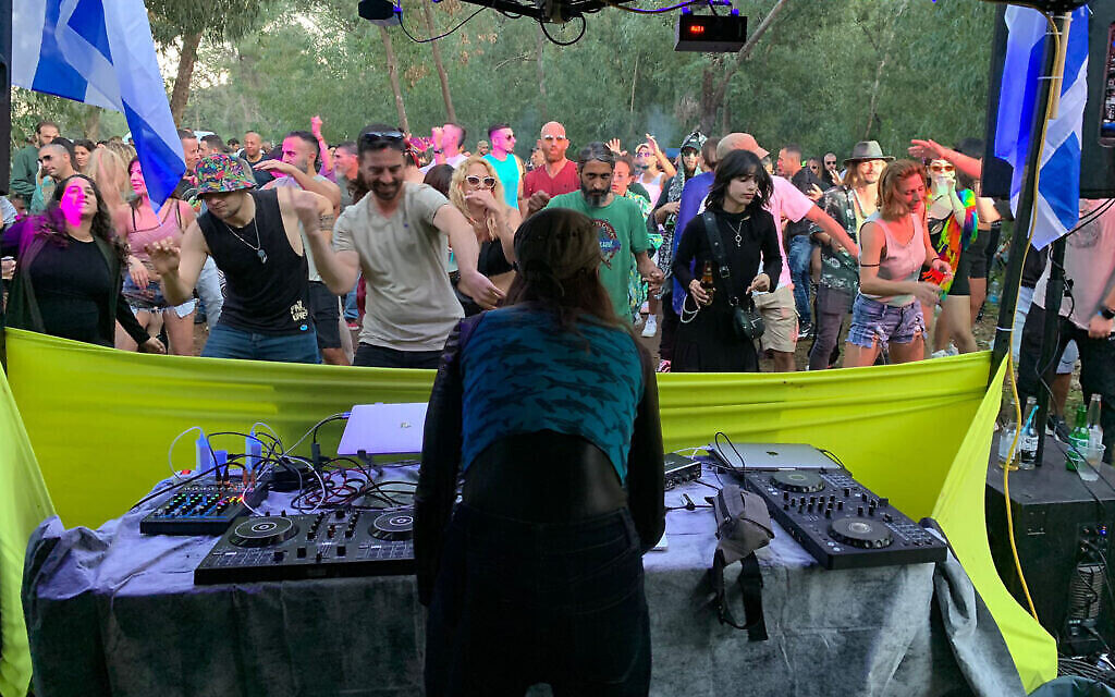 Des drapeaux israéliens flanquent la cabine du DJ lors du festival de musique transe Dragonfly près de Modiin, le 6 janvier 2024. (Crédit : Libellule)