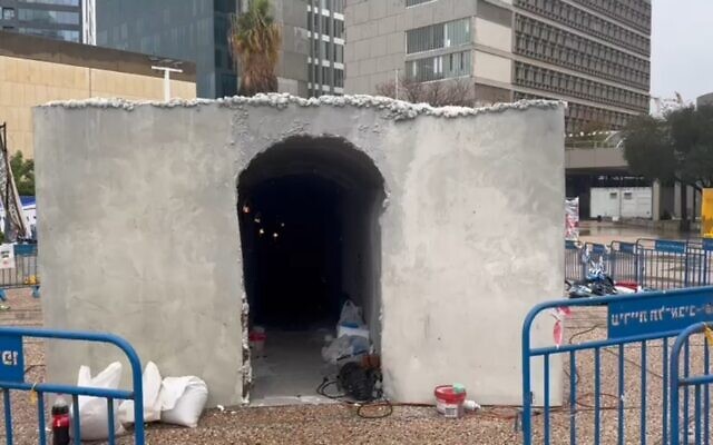 Un tunnel du Hamas reconstitué Place des Otages à Tel Aviv pour sensibiliser à la cause des captifs encore à Gaza, le 23 janvier 2024. (Autorisation/Hostages and Missing Families Forum)