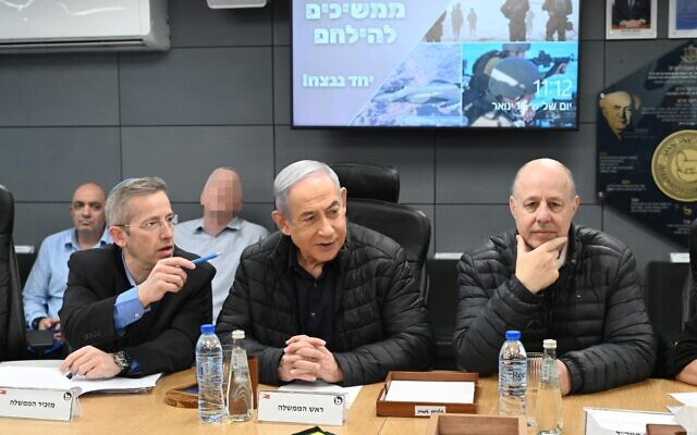 Le Premier ministre Benjamin Netanyahu, au centre, rencontre des leaders régionaux du sud d'Israël, le 16 janvier 2024. (Crédit : Haim Zach/GPO)