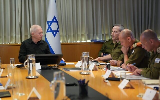 Le ministre de la Défense Yoav Gallant rencontrant des gradés de la sécurité, à Tel Aviv le 17 janvier 2024. (Crédit : Elad Malka/Ministère de la Défense)