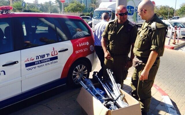 Yad Sarah, l'un des plus grands groupes bénévoles d'aide médicale en Israël, livrant des béquilles à des soldats. (Crédit : Autorisation)