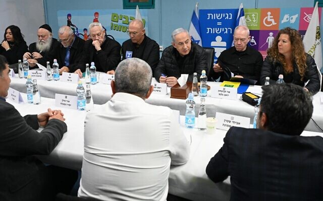 Le Premier ministre Benjamin Netanyahu tient une réunion du cabinet à Chorazim, dans le nord du pays, le 23 janvier 2024. (Crédit : Haim Zach/GPO)