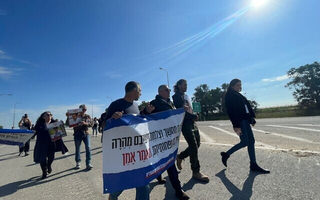 Illustration : Des manifestants se dirigeant vers le point de passage de Kerem Shalom, entre Israël et Gaza, le 25 janvier 2024. (Crédit : Eli Katzoff/Times of Israel)