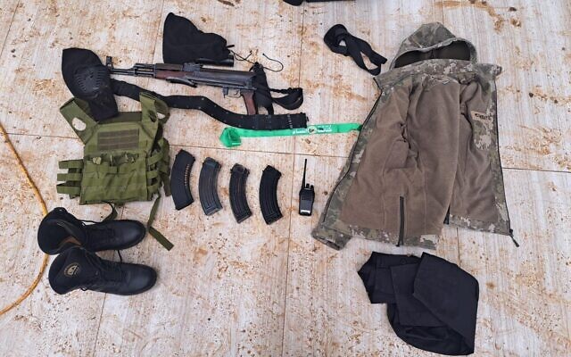 Un fusil d'assaut et des équipements militaires saisis sur un tireur palestinien tué par des agents de la police des frontières dans le village de Bir al-Basha en Cisjordanie, le 25 janvier 2024. (Crédit : Police israélienne)