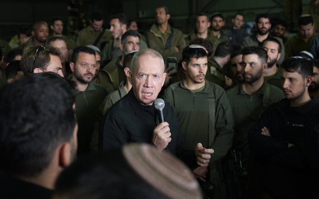 Le ministre de la Défense Yoav Gallant s'adressant aux troupes de réserve de la 11e brigade de l’armée israélienne, le 28 janvier 2024. (Crédit : Elad Malka)
