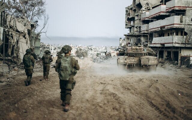 Des soldats de l’armée israélienne en opération dans la bande de Gaza sur une photo non datée publiée le 1er janvier 2024. (Crédit : Armée israélienne)