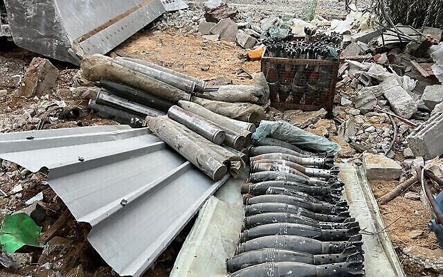 Obus de mortier et roquettes trouvés par les troupes israéliennes à al-Bureij, dans une photo publiée par l'armée le 2 janvier 2024. (Crédit : armée israélienne)