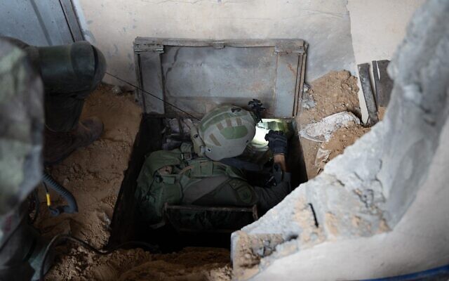 Des troupes de la Brigade Yiftah opérant  dans un tunnel du Hamas dans le quartier Shejaiya de Gaza City, sur une image publiée le 7 janvier 2024. (Crédit : Armée israélienne)