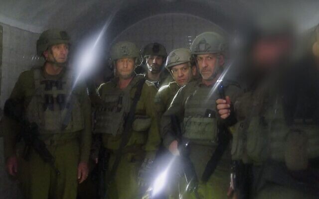 Le chef d'état-major de l’armée israélienne, le lieutenant-général Herzi Halevi, à gauche, le chef du Commandement du Sud, le général de division Yaron Finkelman, deuxième à gauche, le chef du Directorat des Renseignements militaires, le général de division Aharon Haliva, deuxième à droite, et le chef de l'agence de sécurité intérieure du Shin Bet, Ronen Bar, à droite, visitant un tunnel du Hamas, à Khan Younès, le 5 janvier 2024. (Crédit : Armée israélienne)
