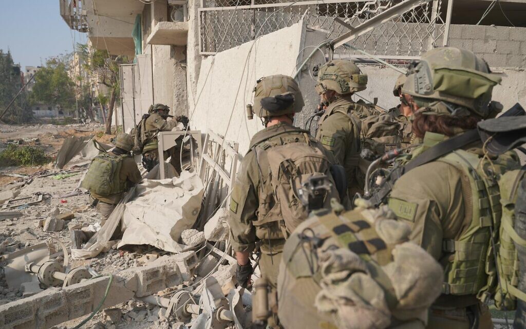 Les soldats de l'armée israélienne dans la bande de Gaza, une photo autorisée à la publication le 7 janvier 2024. (Crédit : Armée israélienne)