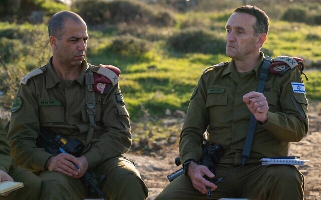 Le chef d'état-major de l’armée israélienne, le lieutenant-général Herzi Halevi, à droite, tenant une évaluation en Cisjordanie avec le commandant de la division de Judée et Samarie, le général de brigade Yaki Dolf, le 7 janvier 2024. (Crédit : Armée israélienne)