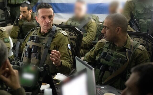 Le chef d'état-major de l'armée israélienne, le lieutenant-général Herzi Halevi, s'adressant à des commandants dans le centre de la bande de Gaza, le 10 janvier 2024. (Crédit : Armée israélienne)