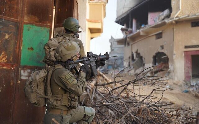 Des troupes de la Brigade Kfir opérant à Khan Younès, dans le sud de Gaza, sur une image publiée le 14 janvier 2024. (Crédit : Armée israélienne)