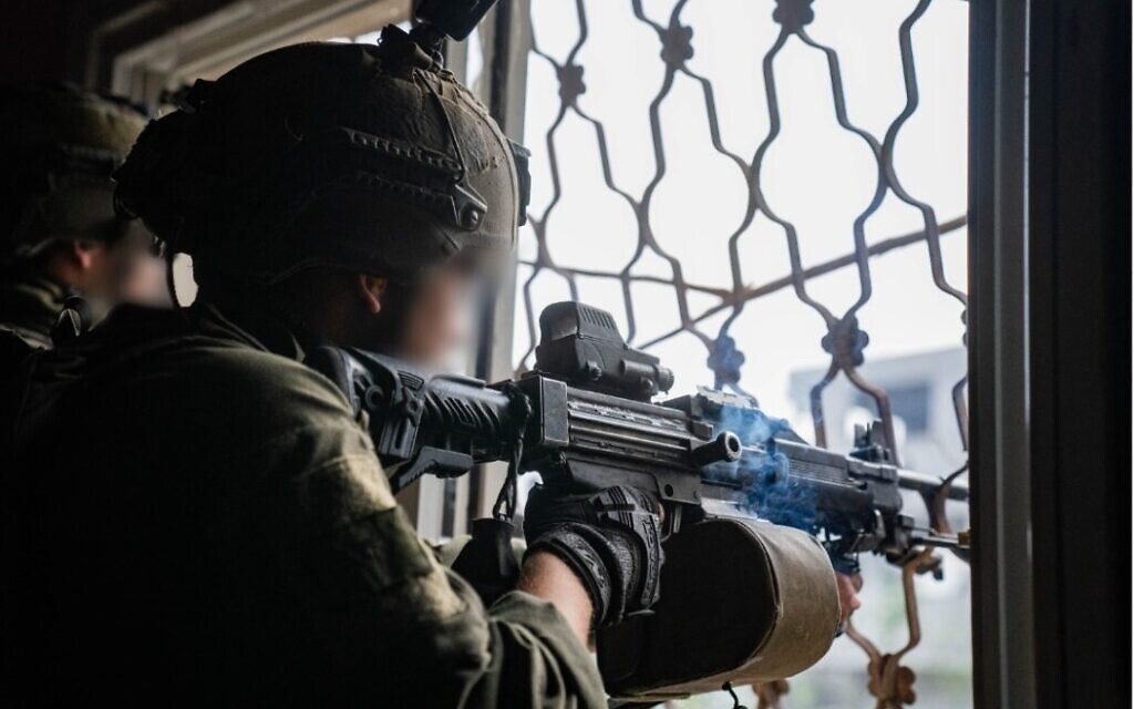 Cette image publiée par Tsahal le 17 janvier 2024 montre des soldats en train d'opérer à Gaza. (Crédit : Armée israélienne)