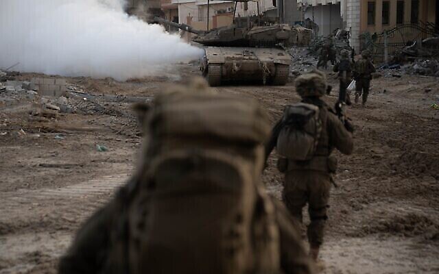 Cette image publiée par Tsahal le 16 janvier 2024 montre des soldats de la brigade de commando en train d'opérer dans le sud de Gaza à Khan Younès. (Crédit : Armée israélienne)