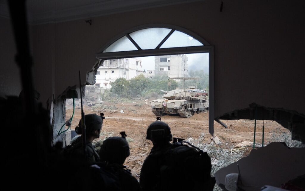 Les soldats de l'armée israélienne en opération dans la bande de Gaza sur une photo diffusée par l'armée, le 18 janvier 2024. (Crédit : Armée israélienne)