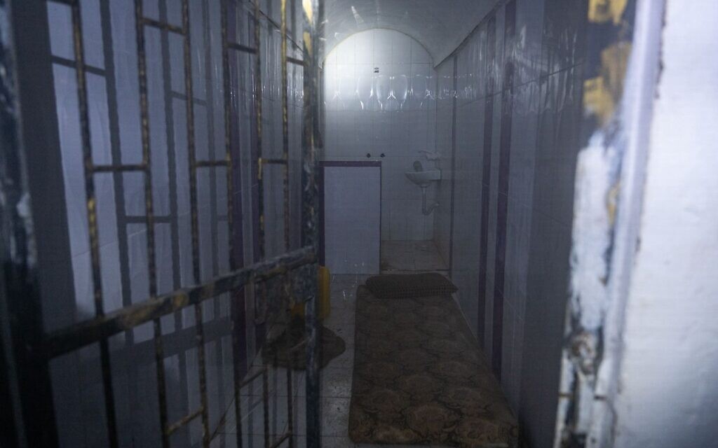 L'intérieur d'un tunnel du Hamas où des otages ont été détenus, dans le sud de Gaza, à Khan Younès, où des otages étaient détenus, sur une photo diffusée le 20 janvier 2024. (Crédit : Armée israélienne)