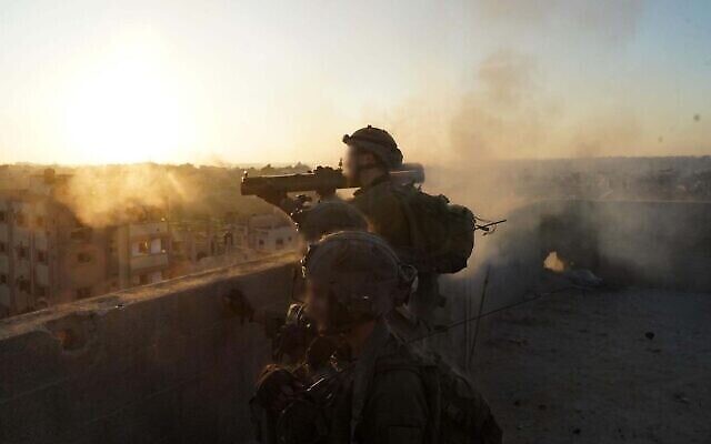 La brigade Kfir en opération dans la bande de Gaza, une photo diffusée le 22 janvier 2024. (Crédit : Armée israélienne)