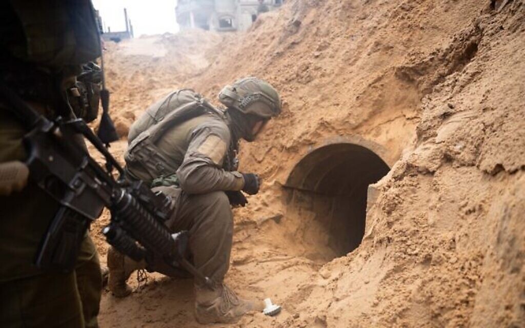 Des soldats israéliens interviennent à l'entrée d'un tunnel à Khan Younès, dans le sud de la bande de Gaza, sur une photo non datée publiée par l'armée le 30 janvier 2024. (Crédit : Armée israélienne)