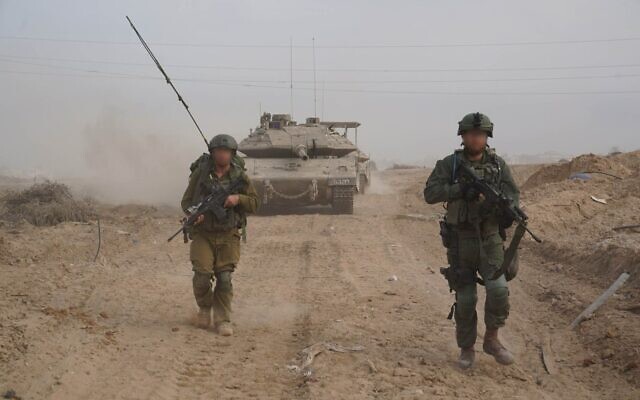 Les troupes de la Brigade de blindés de réserve Kiryati en opération à Khan Younès, dans le sud de la bande de Gaza, une image publiée le 30 janvier 2024. (Crédit : Armée israélienne)