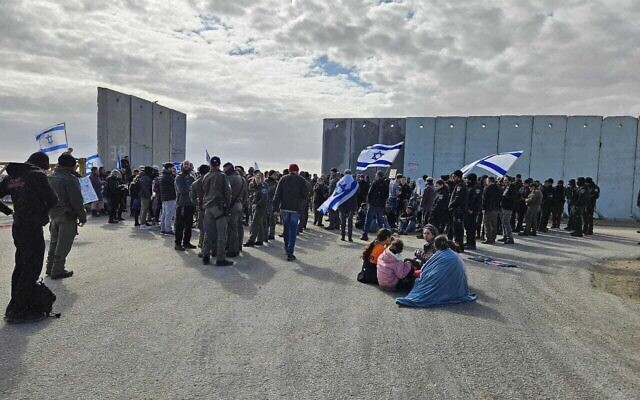 Des militants, dont des proches d'otages detenus par des terroristes palestiniens, bloquant le passage de Kerem Shalom pour empêcher l'entrée de l'aide humanitaire à Gaza, le 28 janvier 2024 (Crédit : Tzav 9)