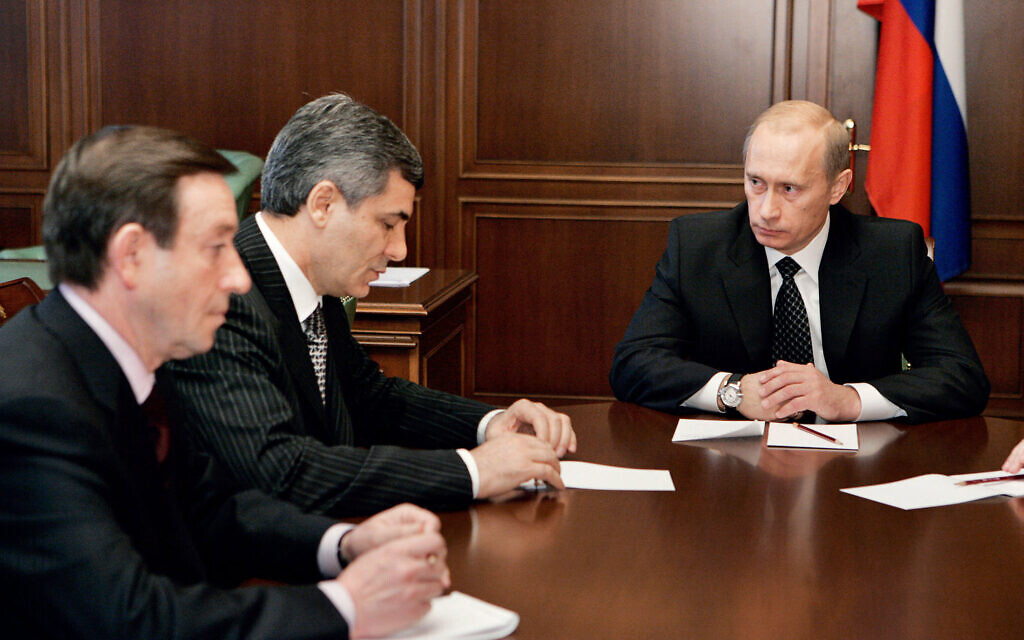 Le président russe Vladimir Poutine, à droite, lors d'une réunion avec le Premier ministre de Kabardino-Balkarie Gennady Gubin, à gauche, et le président Arsen Kanokov, au centre, à Nalchik, capitale de la république de Kabardino-Balkarie, le 30 octobre 2005. (Crédit : ALEXEY PANOV / ITAR-TASS / AFP)