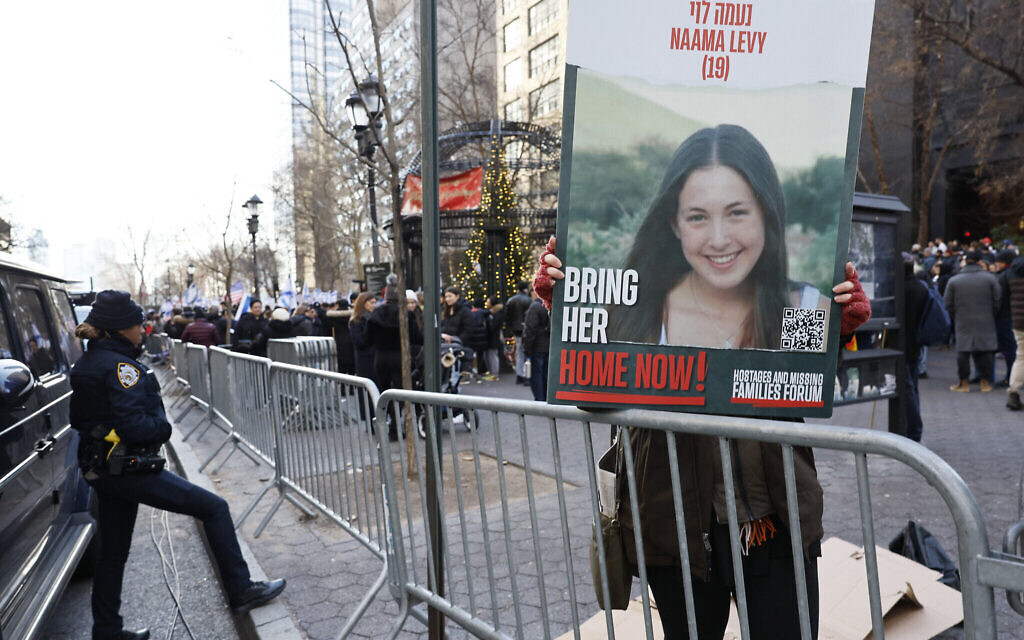 Une personne brandissant une affiche de l'otage Naama Levy lors d'un rassemblement pour la libération des otages enlevés par le Hamas sur la place Dag Hammarskjold près du siège de l'ONU, à New York, le 12 janvier 2024. (Crédit : Michael M. Santiago/Getty Images/AFP)