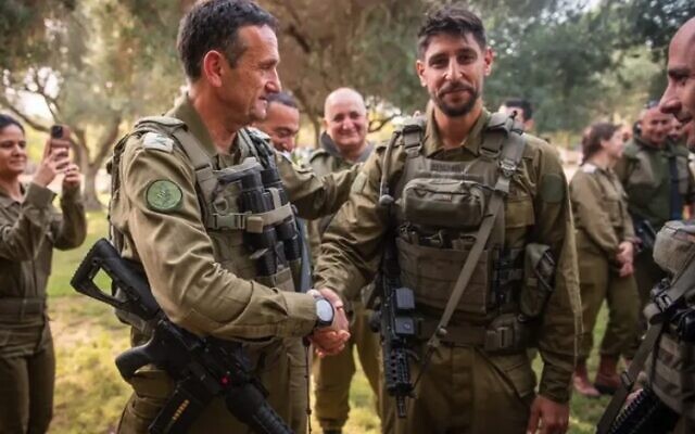 Le chanteur et acteur Idan Amedi, à droite avec le chef d'état-major de l’armée israélienne Herzi Halevi. (Crédit : Armée israélienne)