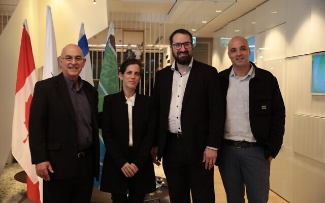 Les lauréats du Prix des solutions climatiques 2023, décerné le 25 janvier 2024. De gauche à droite : Yechezkel Kashin et Shanny Barath du Technion (Institut de technologie d'Israël) à Haïfa , Brian Rosen de l'Université de Tel Aviv et Menny Shalom de l'Université Ben Gurion du Néguev. (Crédit : Autorisation)
