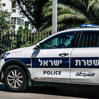 Illustration : Une voiture de la police israélienne, à Tel Aviv, le 12 avril 2020. (Crédit : joseh51camera/iStock)