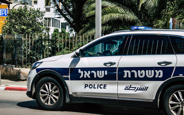 Photo d'illustration : Une voiture de la police israélienne à Tel Aviv, le 12 avril 2020. (Crédit : joseh51camera/iStock)